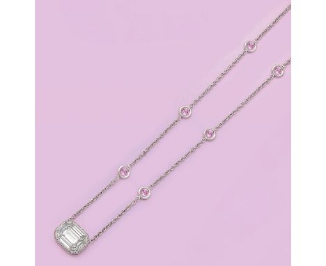 Weißgold, gest. 750. Zentral besetzt mit 9 Diamanten von zus. ca. 0,50 ct. (G/vvs) im Emeraldcut und pinkfarbenen Saphiren vo
