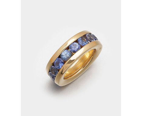 Gelbgold, 18 ct.; Umlaufend besetzt mit kornblumenblauen Saphiren von zus. ca. 5,10 ct.; Gew. ca. 22,26 g.Ring set with cornf
