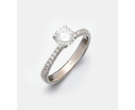 Weißgold, 14 ct.; Zentral besetzt mit einem Brillanten von ca. 1,00 ct. (G/vs), flankiert von kleinen Diamanten von zus. ca. 