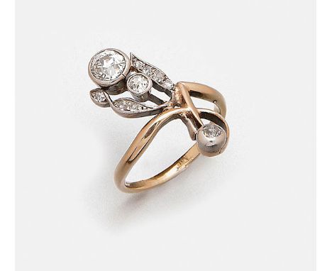 Roségold, 14  ct., teilw. mit Silber verbödet. Besetzt mit einem Altschliffdiamanten von ca. 0,50 ct. und korrespondierenden 