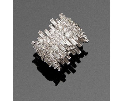 Weißgold, gest. 18 ct.; Umlaufend besetzt mit Diamantbaguetten und Brillanten von zus. ca. 5,00 ct.; Gew. ca. 7,92 g.Ring set