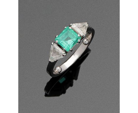 Weißgold, 18 ct.; Zentral besetzt mit einem leuchtendgrünen Smaragd von ca. 1,00 ct., flankiert von zwei Diamanttrillanten vo