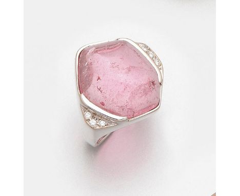Weißgold, gest. 750. Zentral besetzt mit einem rosafarbenen Rubellit im Cabochonschliff, flankiert von kleinen Diamanten. Her