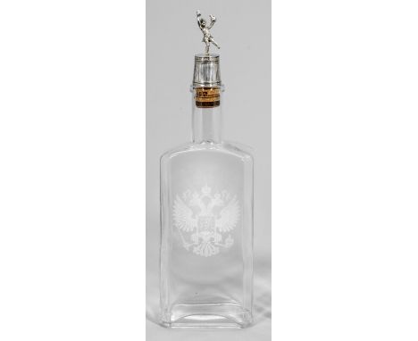 Glas und Silber. Rechteckige Flasche aus farblosem Glas mit abgeflachten Ecken. Schauseitig geätztes Wappen des russischen Ka