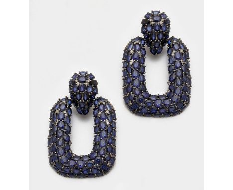 Gelbgold, gest. 56 (583), teilw. mit Silber verbödet. Schauseitig ausgefasst mit royalblauen Saphiren von zus. ca. 56,88 ct.,