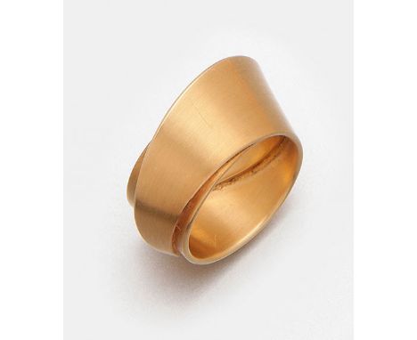 Gelbgold, gest. 750. Sehr feine Goldschmiedeausführung. Herstellerzeichen. Gew. ca. 15,42 g.Ring in 18 k gold. Manufacturer's