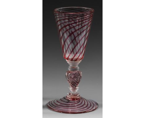 Ansteigender Scheibenfuß, wabenfacettierter Balusterschaft, die konische Kuppa facettiert. H. 21 cm.Provenienz: Aus dem Nachl