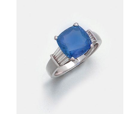 Weißgold, gest. 750. Zentral besetzt mit einem powder blue Tansanit von ca. 5,68 ct. im Kissenschliff, flankiert von Diamantt