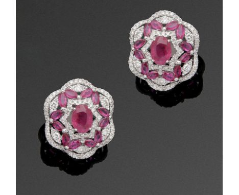 Weißgold, gest. 750. Schauseitig besetzt mit taubenblutroten Rubinen von zus. ca. 3,30 ct. im Ovalschliff, entouriert von Bri
