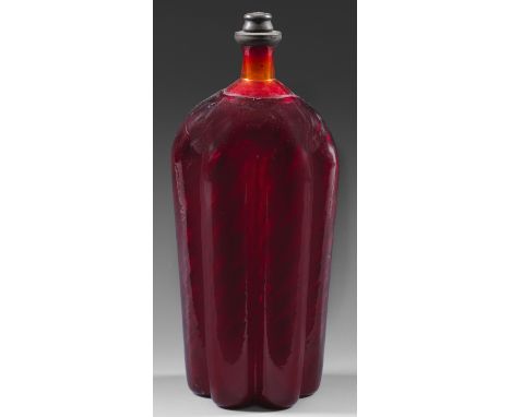 Rubinrotes Glas, schrägoptisch geblasen. Sechspassiger Boden mit Abrissnarbe, sich zur gerundeten Schulter leicht vorwölbende