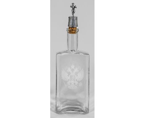 Glas und Silber. Rechteckige Flasche aus farblosem Glas mit abgeflachten Ecken. Schauseitig geätztes Wappen des russischen Ka