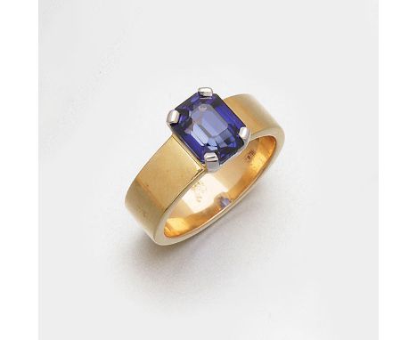 Gelbgold, gest. 750. Zentral besetzt mit einem royalblauen Saphir von ca. 3,80 ct. im Emeraldcut. Gew. ca. 7,47 g.Ring set wi