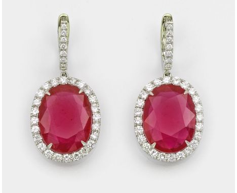 Weißgold, gest. 750. Zentral besetzt mit zwei taubenblutroten Rubinen von zus. ca. 23 ct. im Ovalschliff, entouriert von Bril
