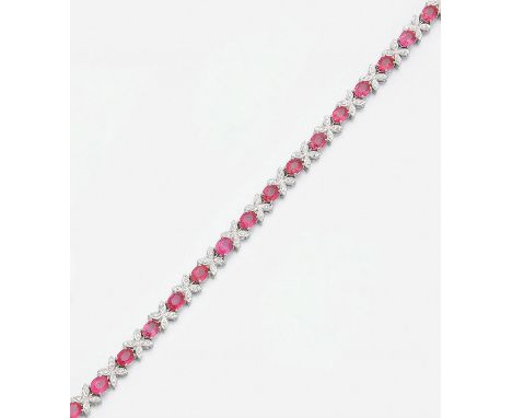 Weißgold, gest. 750. Schauseitig besetzt mit insges. 18 taubenblutroten Rubinen von zus. ca. 9,00 ct. im Ovalschliff, entouri