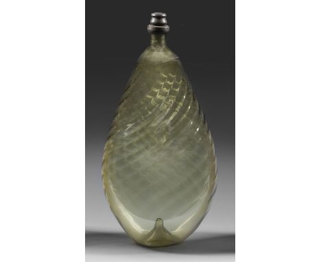 Lindgrünes Glas, schrägoptisch geblasen. Eingezogener Boden. Tropfenförmiger, im Querschnitt ovaler, beidseitig mittig einged