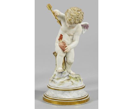Auf profiliertem, marmoriertem Rundsockel stehender Amor, mit einem Pfeil ein Herz zerstechend. Polychrome Malerei mit Goldst