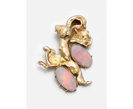 Gelbgold, gest. 585. Sog. Goldnuggets, akzentuiert durch zwei Opalcabochons in sehr schönem Farbspiel. Gew. 21,71 g.Pendant s