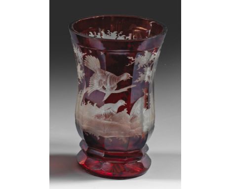 Farbloses Glas, rubiniert und geschliffen. Matt geschnittener Dekor aus Birkhahn bzw. Auerhahn sowie Hühnern in Landschaft. H