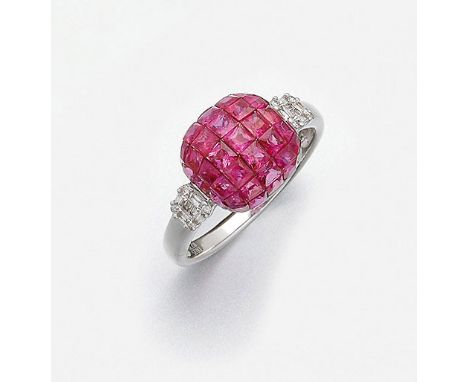 Weißgold, gest. 750. Zentral besetzt mit himbeerfarbenen Rubinen von zus. ca. 2,70 ct. im Carréeschliff in sog. "Invisible Se
