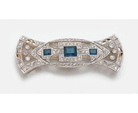 Gelbgold, 14 ct., teilw. platiniert. Schauseitig besetzt mit blauen Farbsteinen und Diamantrosen. Gew. ca. 8,09 g. Brooch set