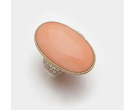 Gelbgold, 18 ct.; Zentral besetzt mit einem Engelshaut-Korallencabochon, flankiert von Brillanten von zus. ca. 0,72 ct.; Gew.