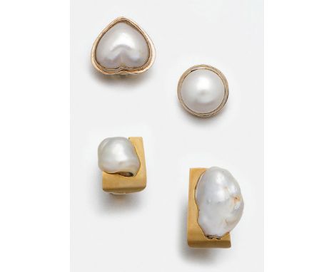 Gelbgold, gest. 750 sowie 14 ct.; Schauseitig besetzt mit weißen Mabé- und Biwaperlen. Ges.-Gew. ca. 21,23 g.Four cultur pear