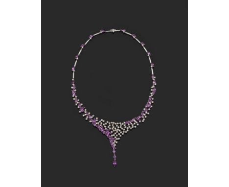 Weißgold, gest. 750. Schauseitig ausgefasst mit pinkfarbenen Saphirnavetten von zus. ca. 24,17 ct. und Brillanten von zus. ca