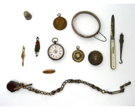 A collectors' lot comprising Continental silver pocket watch, yellow metal brooches, a hallmarked silver bangle, a hallmarked