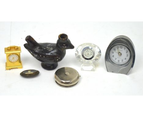 A collectors' lot to include a small trophy, an Art Deco small clock, a Leonardo clock in crystal case, portable ashtray, a m