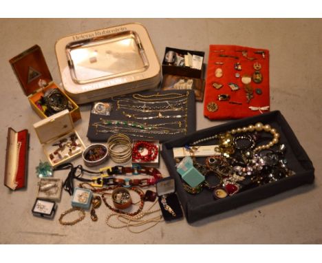 A quantity of costume jewellery, some vintage, to include brooches, necklaces, silver link bracelets, chains, and a fine yell