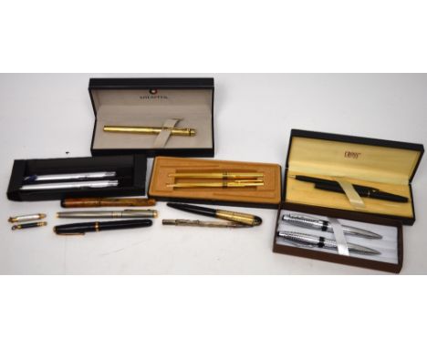 A quantity of vintage pens and propelling pencils to include examples with 14ct gold nibs, silver examples, Cross, Sheaffer, 