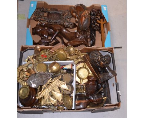 A quantity of metalware to include horse brasses, ashtrays, weights, a set of scales, two vintage Spong & Co Ltd coffee grind
