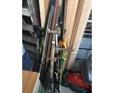 A quantity of garden tools  
