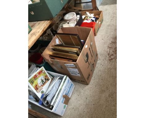 A box of guide books and pamphlets on historic houses in the UK, and a book on the History of the Vietnam War together with a