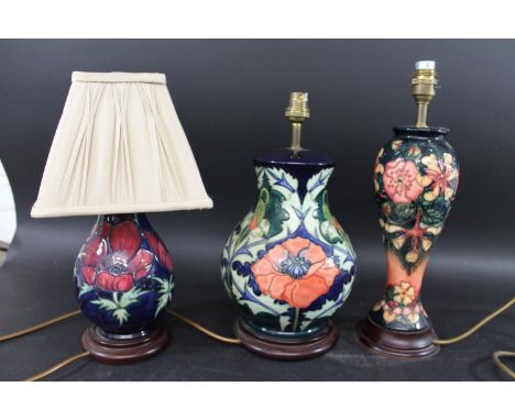MOORCROFT LAMP - POPPY a large modern lamp in the Poppy design, with a wooden base (35cms high to top of light fitting). Also