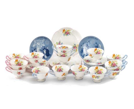 SHELLEY ROSE SPRAY NEW CAMBRIDGE PART TEA SET comprising twelve tea cups and ten saucers with blue borders and handles, five 