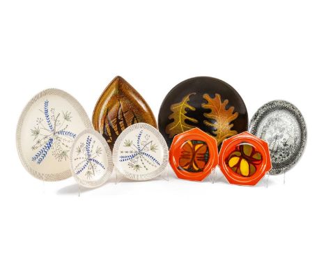 VARIOUS 20TH CENTURY CERAMICS including 2 x Poole pottery heptagonal Delphis? plates in original boxes, 1990s, 2 x Poole Aege