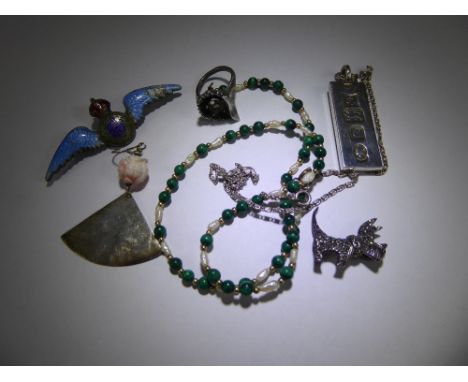 A Miscellaneous Silver Jewellery, including an ingot and chain, brooch depicting ducks, hand painted brooch depicting a wren,