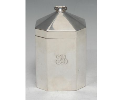A George V silver canted square tea caddy, of George III design, hinged cover with C-scroll handle, 12cm high, Birmingham 191