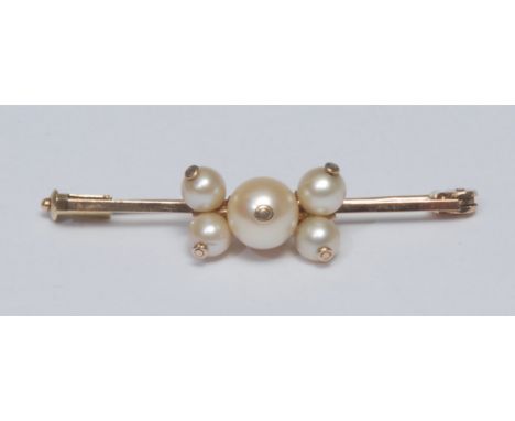 A cultured pearl mounted bar brooch, centrally set with five mixed sized globular creamy white cultured pearls, 14ct yellow g
