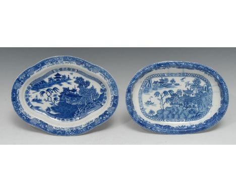 A Caughley Willow Nankin pattern oval dish, printed in underglaze blue, 22.5cm wide, c. 1780; a conforming quatrefoil-shaped 