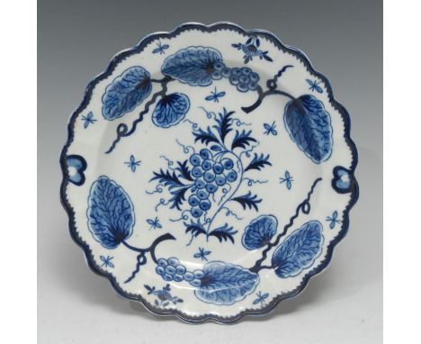 A Worcester Rubber Tree Plant pattern shaped circular plate, printed in underglaze blue, foliate sprigs to verso, 19.5cm diam