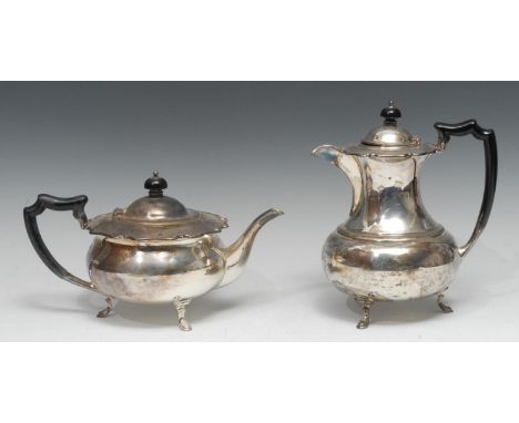 A George V silver teapot, hinged domed cover, piecrust border, shaped scroll handle, pad feet, ebonised fittings,  27.5cm lon