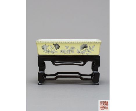 Of rectangular shape with slightly flared sides rising to a lipped rim, enamelled around the exterior in grisaille with vario