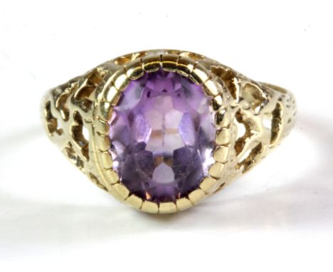 A 9ct yellow gold amethyst set ring, (N.5).