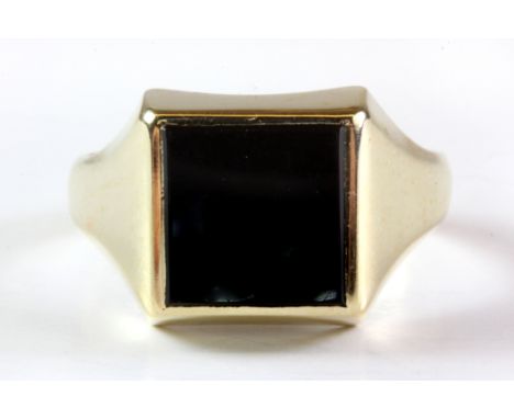 A gentleman's 9ct yellow gold onyx set signet ring, (T).