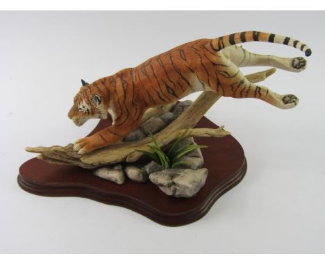 Border Fine Arts figure Male Tiger, WWF figure by R T Roberts, No 522 of 750, on wooden plinth, 38cm wide.