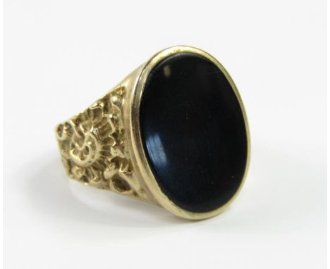 A 9ct gold and oval black onyx set gentleman's signet ring, size R, 7.5g.