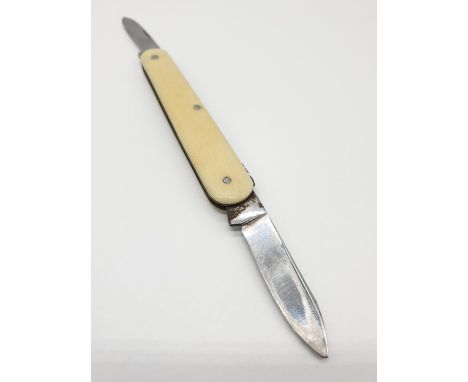 Vintage twin bladed pen knife with cream coloured casing, 8.4 cm approx. 