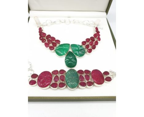 An impressive carved emerald and ruby necklace and bracelet set. Presented in its own box. The stones are understood to be he